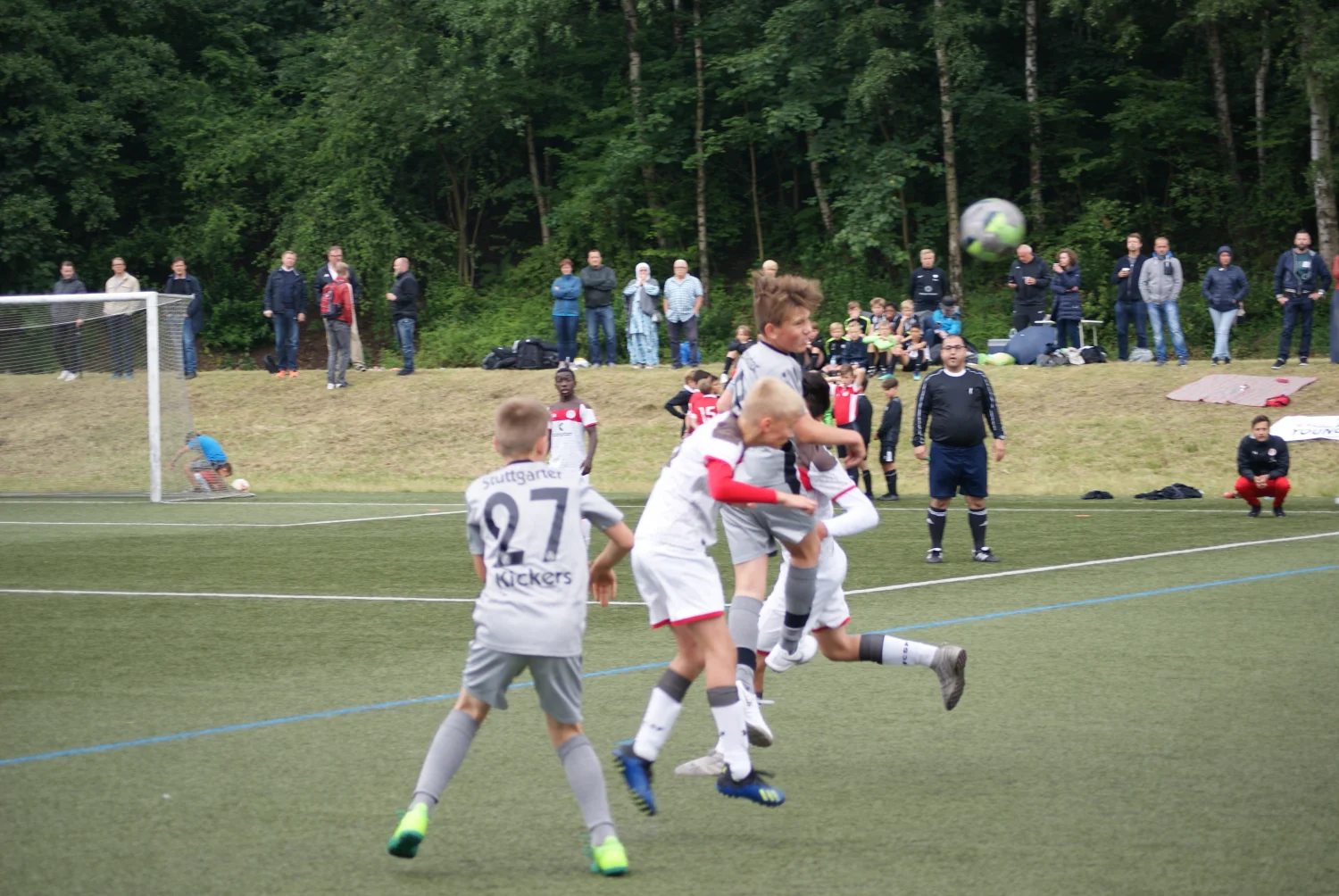 Junior-Fußballmannschaft spielt im Boden