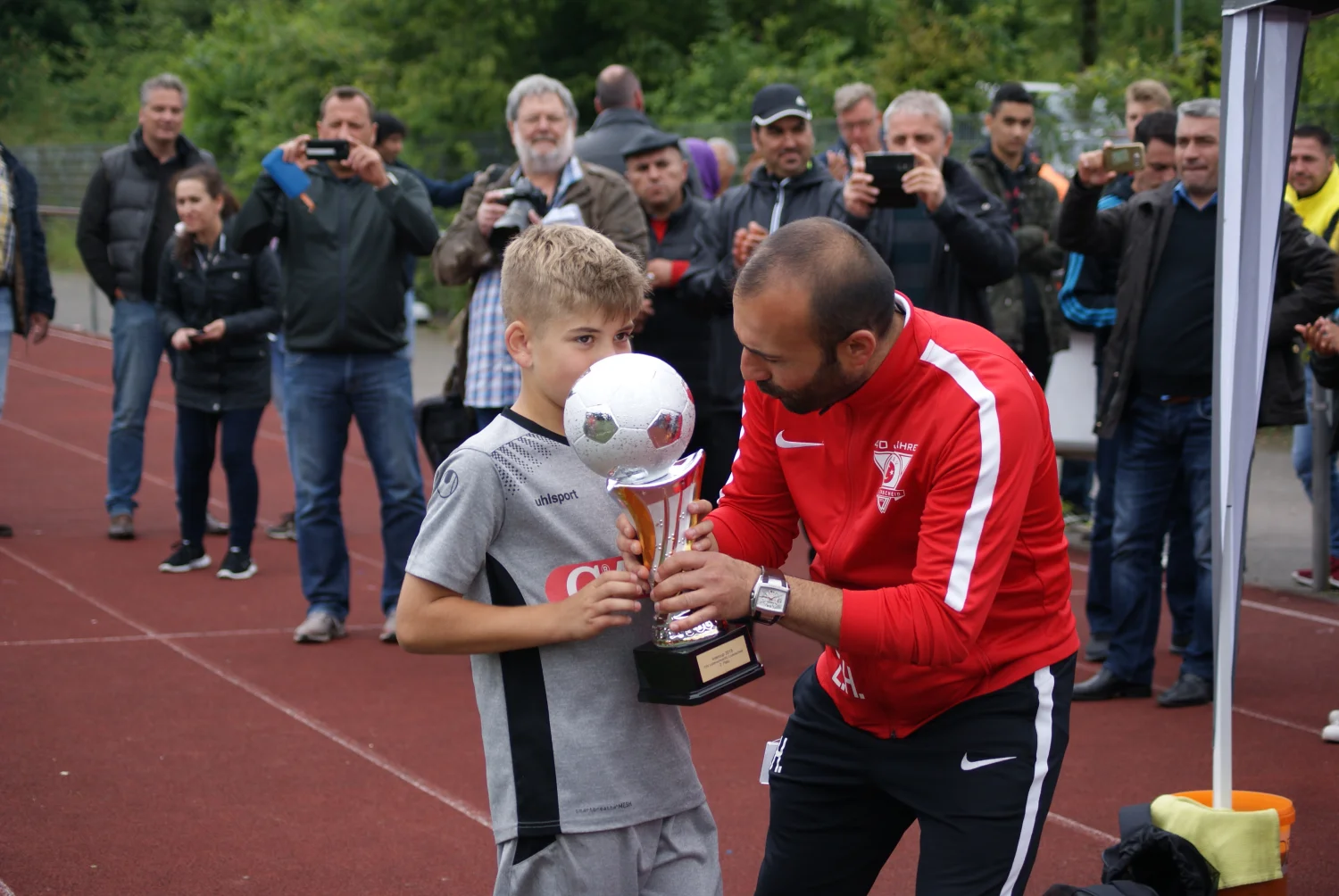 Der Junior der Stuttgarter Kickers erhält einen Fußballpokal