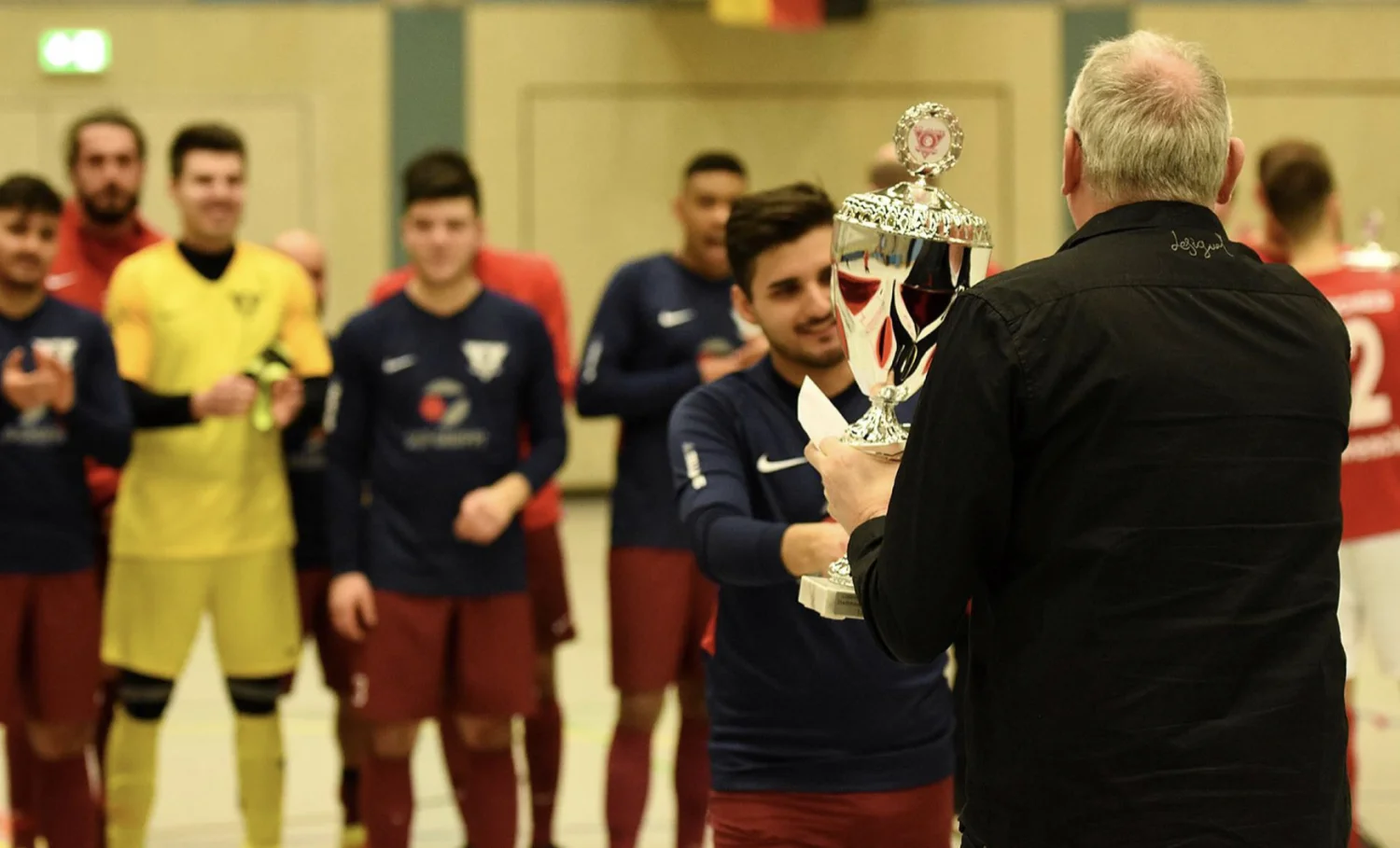 Hallenstadtmeisterschaften 2018 Mannschaft erhält einen Fußballpokal