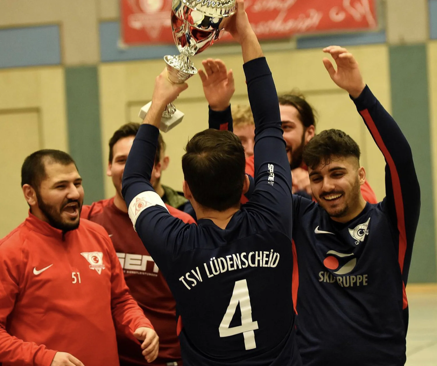 Hallen Stadtmeisterschaften 2018 Mannschaft jubelt mit einem Fußballpokal