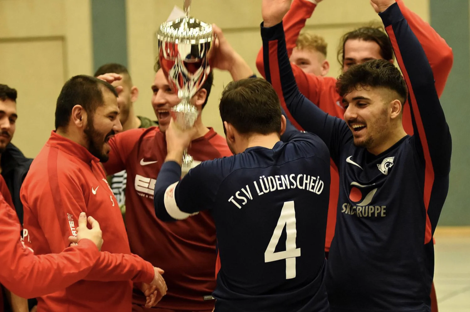 Hallen Stadtmeisterschaften 2018 Mannschaft jubelt mit einem Fußballpokal